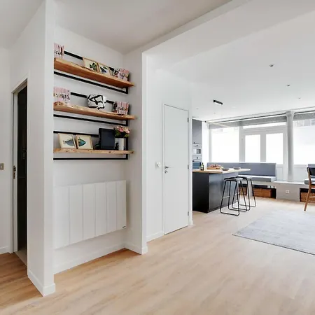Spacious With 2 Apartment