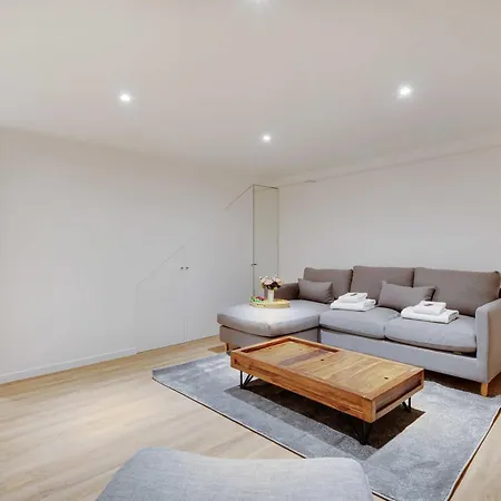 Spacious With 2 Apartment *